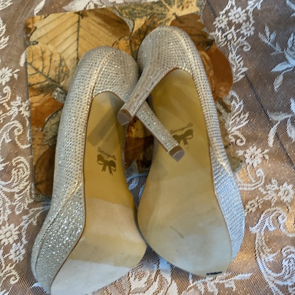 BETSEY JOHNSON BETSEYVILLE SHIMMERY RHINESTONE STUDDED SPIKE HEELS SIZE 8 EUC - Picture 6 of 8